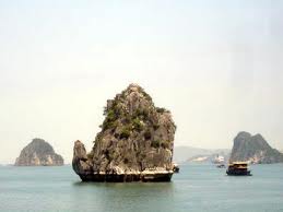 Am islet in Halong bay