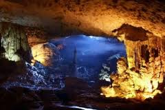 Dau Go grotto in Halong