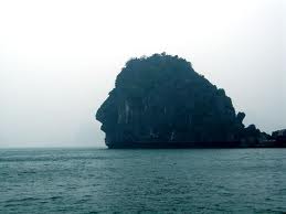 Dau Nguoi Islet in Halong Bay