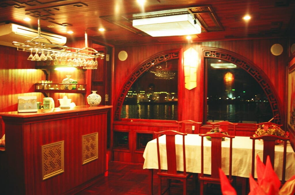 Dining_room_on_Lagoon_Explore_Junk