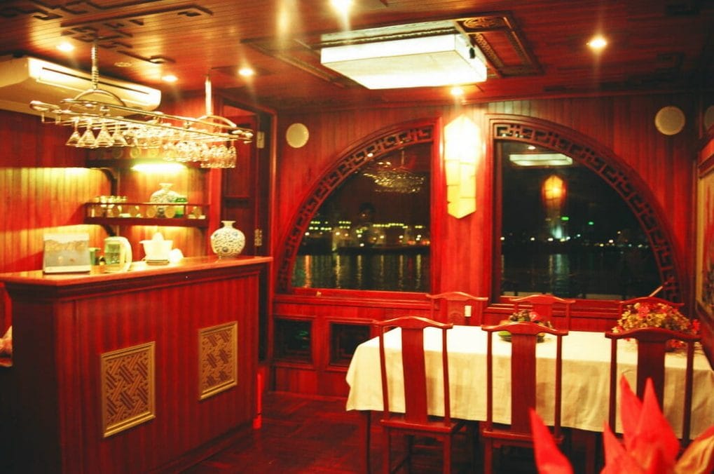 Dining_room_on_Lagoon_Explore_Junk Dining_room_on_Lagoon_Explore_Junk