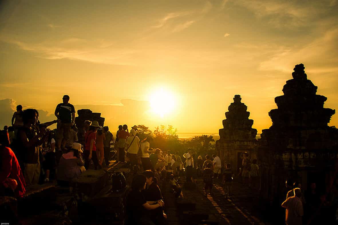 Вьетнам камбоджа мьянма. Пном Бакенг (Phnom Bakheng). Храм на закате в Камбоджа. Закаты Камбоджа. Лучшие закаты в Камбодже Мьянме.