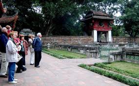 Volunteer tour guides a hit with foreigners