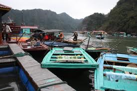 Row boats To Cong Dam Fishing Village