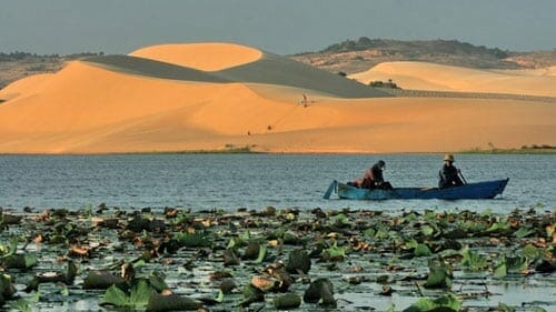 White-and-red-sand-hills-at