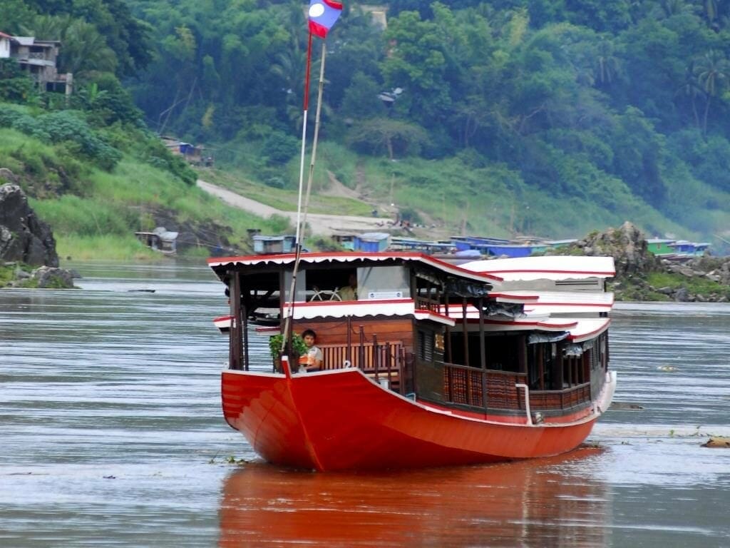 MEKONG DOWNSTREAM CRUISE IN LAOS MEKONG DOWNSTREAM CRUISE IN LAOS