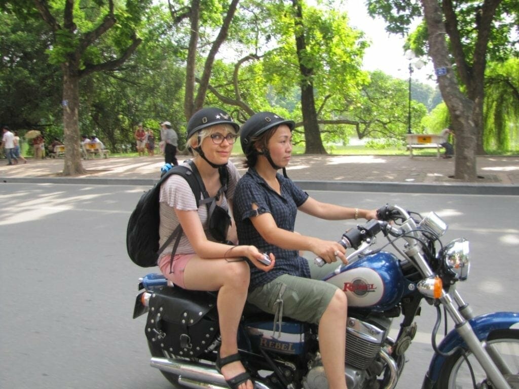 HANOI MOTORBIKE TOUR WITH NIGHT LIGHTS AND FOODS