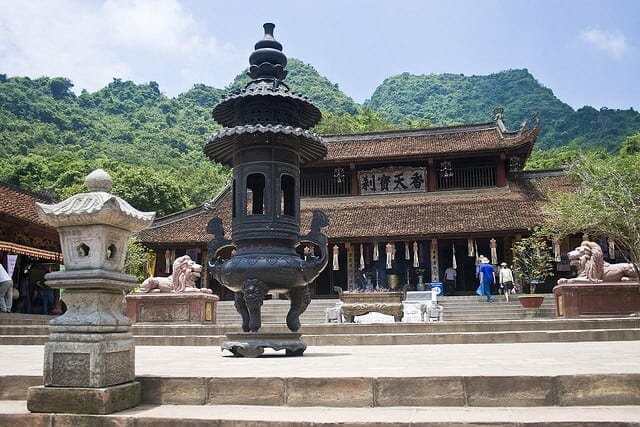 HANOI MOTORBIKE TOUR TO PERFUME PAGODA FOR 1 DAY HANOI MOTORBIKE TOUR TO PERFUME PAGODA FOR 1 DAY