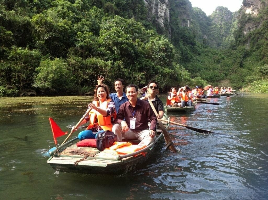 HANOI MOTORBIKE TOUR TO PERFUME PAGODA FOR 1 DAY