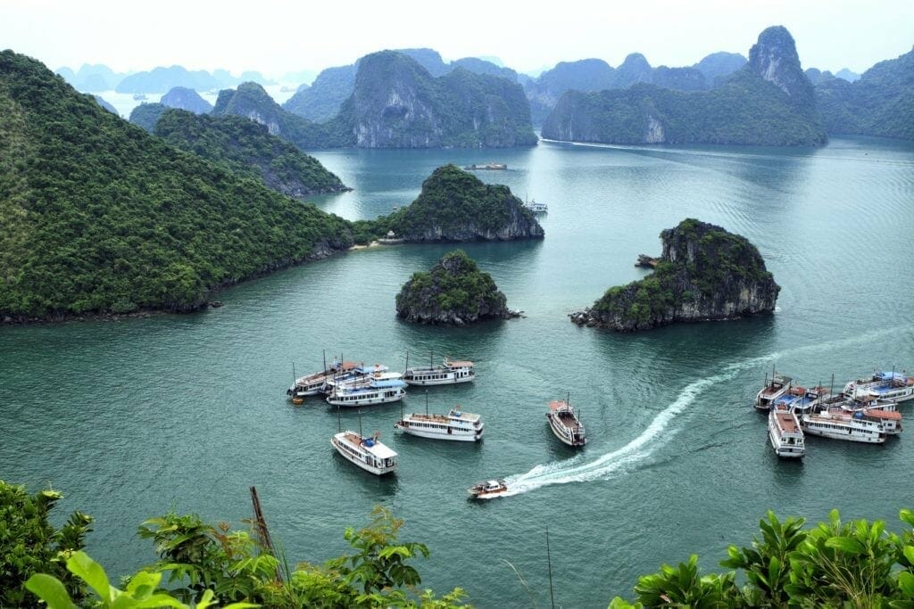 IMPOSING HIGHLIGHTS OF VIETNAM AND CAMBODIA TOUR - 14 DAYS IMPOSING HIGHLIGHTS OF VIETNAM AND CAMBODIA TOUR - 14 DAYS
