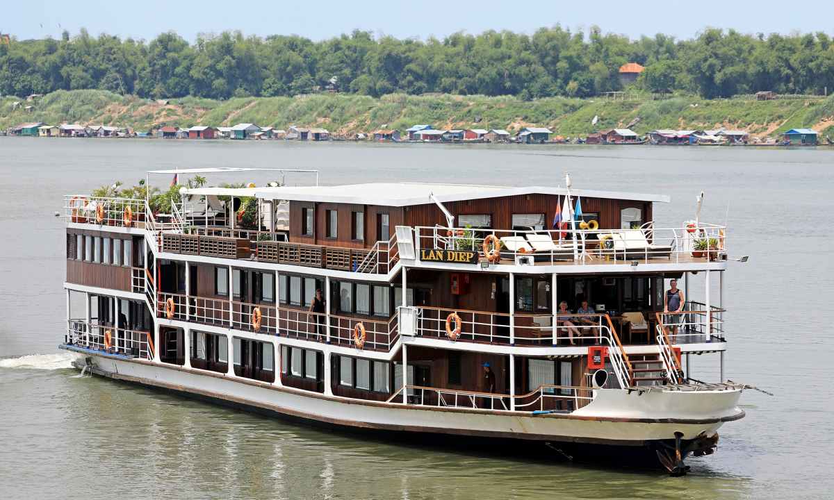 Phnom Penh Cruise Tour to Siem Reap by Lan Diep Cruise