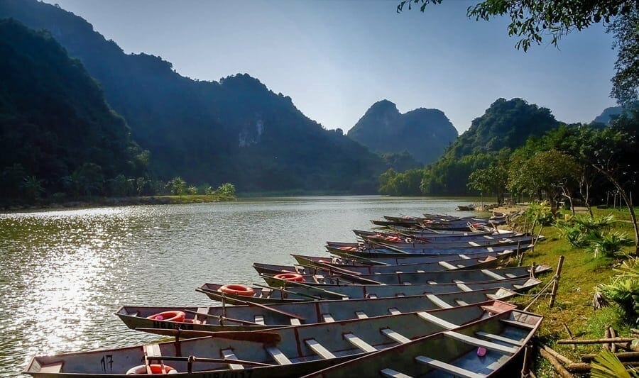WANDERING HANOI SCENIC ADVENTURE TOUR TO NINH BINH - HALONG - HAI PHONG WANDERING HANOI SCENIC ADVENTURE TOUR TO NINH BINH - HALONG - HAI PHONG