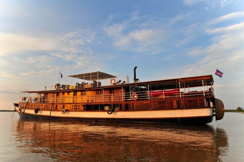 Siem Reap Cruise Tour to Phnom Penh by Toum Tiou Cruise