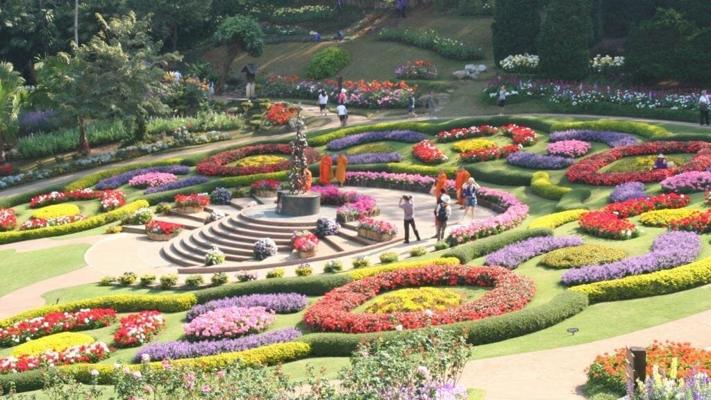 LAOS CRUISING PRIVATE TOUR TO GOLDEN TRIANGLE LAOS CRUISING PRIVATE TOUR TO GOLDEN TRIANGLE