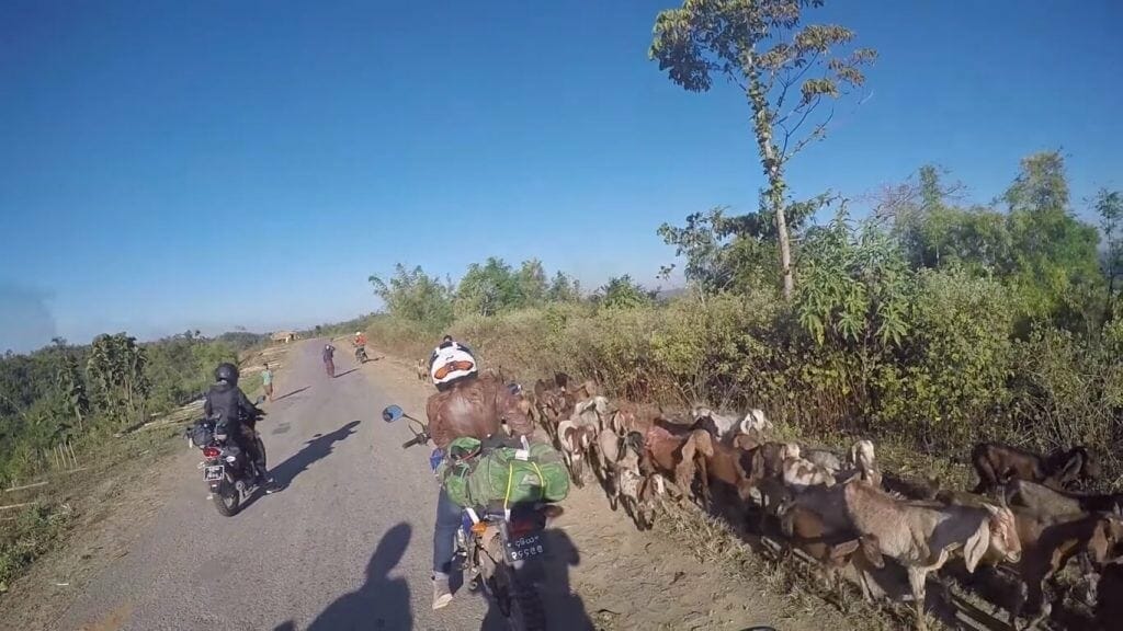 Fabulous Mandalay Motorbike Tour to Amarapura via Ubein Bridge with Sunset