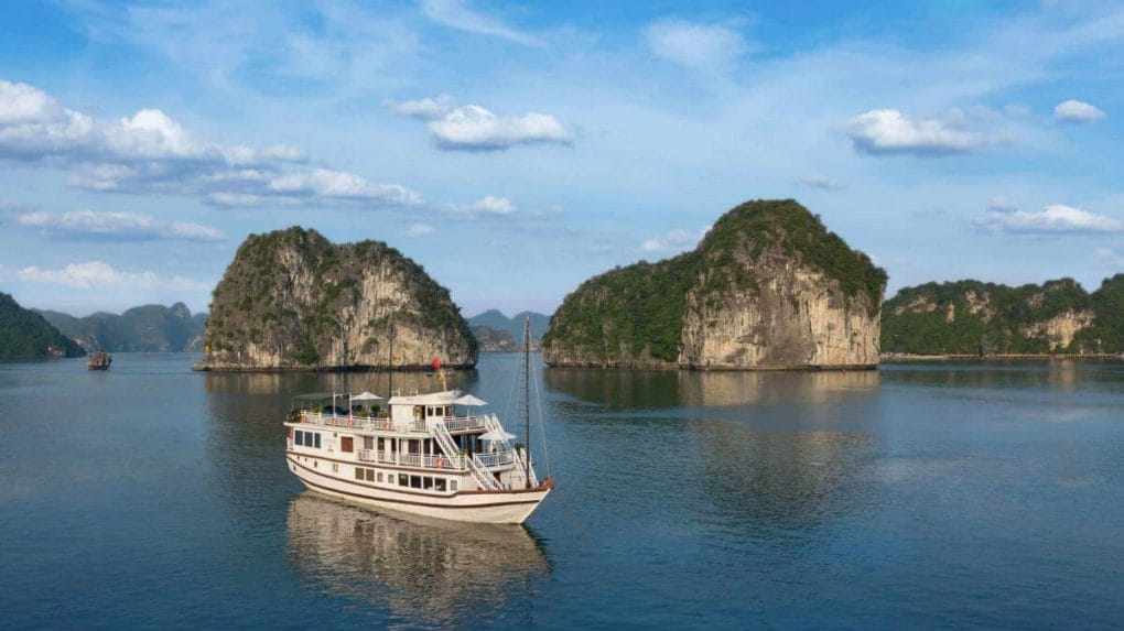 6-DAY SPECIAL PACKAGE TOUR WITH LUXURY FLAMINGO CRUISE